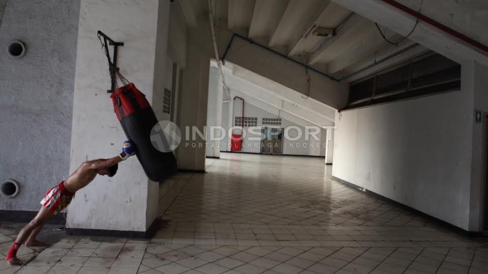 Seorang atlet pelatnas Muaythai Indonesia sedang berlatih di GBK, Jumat (22/04/16).